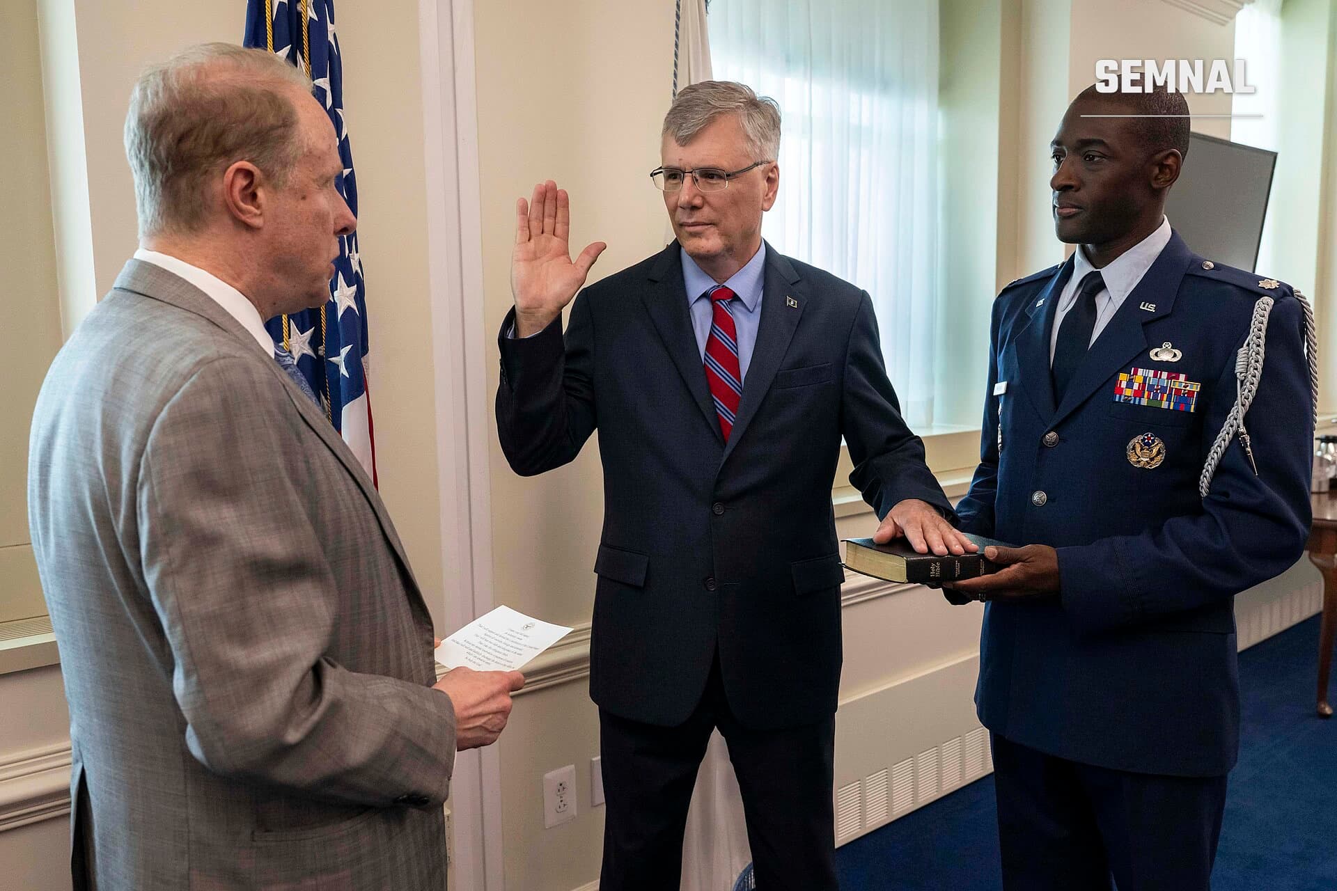 Troy Meink, Secretarul Forțelor Aeriene, cu mâna ridicată în gest de jurământ în cadrul unei ceremonii oficiale, alături de doi colegi. (Foto: Senior Airman Madelyn Keech)