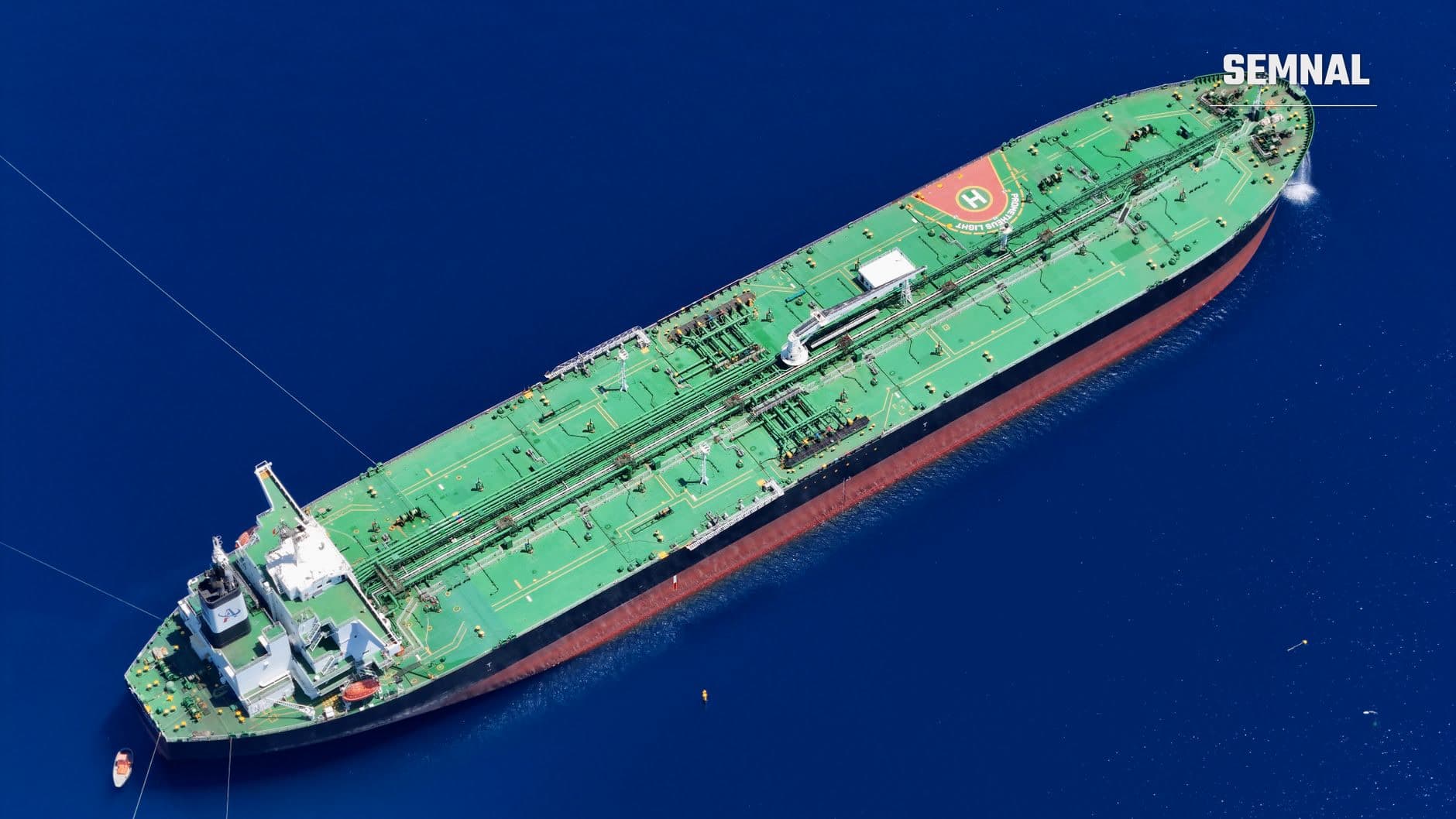 Tanc petrolier modern în Marea Roșie, fotografiat din aer, cu detalii ale structurii navei și a echipamentelor de încărcare, relevante pentru blocada din Strait Bab el-Mandeb. (Foto: DeLuca G / Pexels)