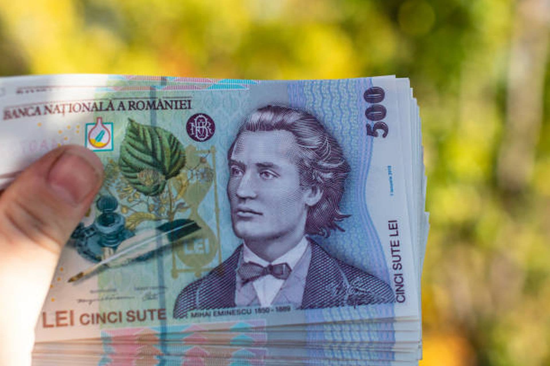 Bancnote de 500 de lei, monedă românească, simbol al calculului veniturilor și taxelor — Cum s-au împărțit subvențiile de la buget pentru partide