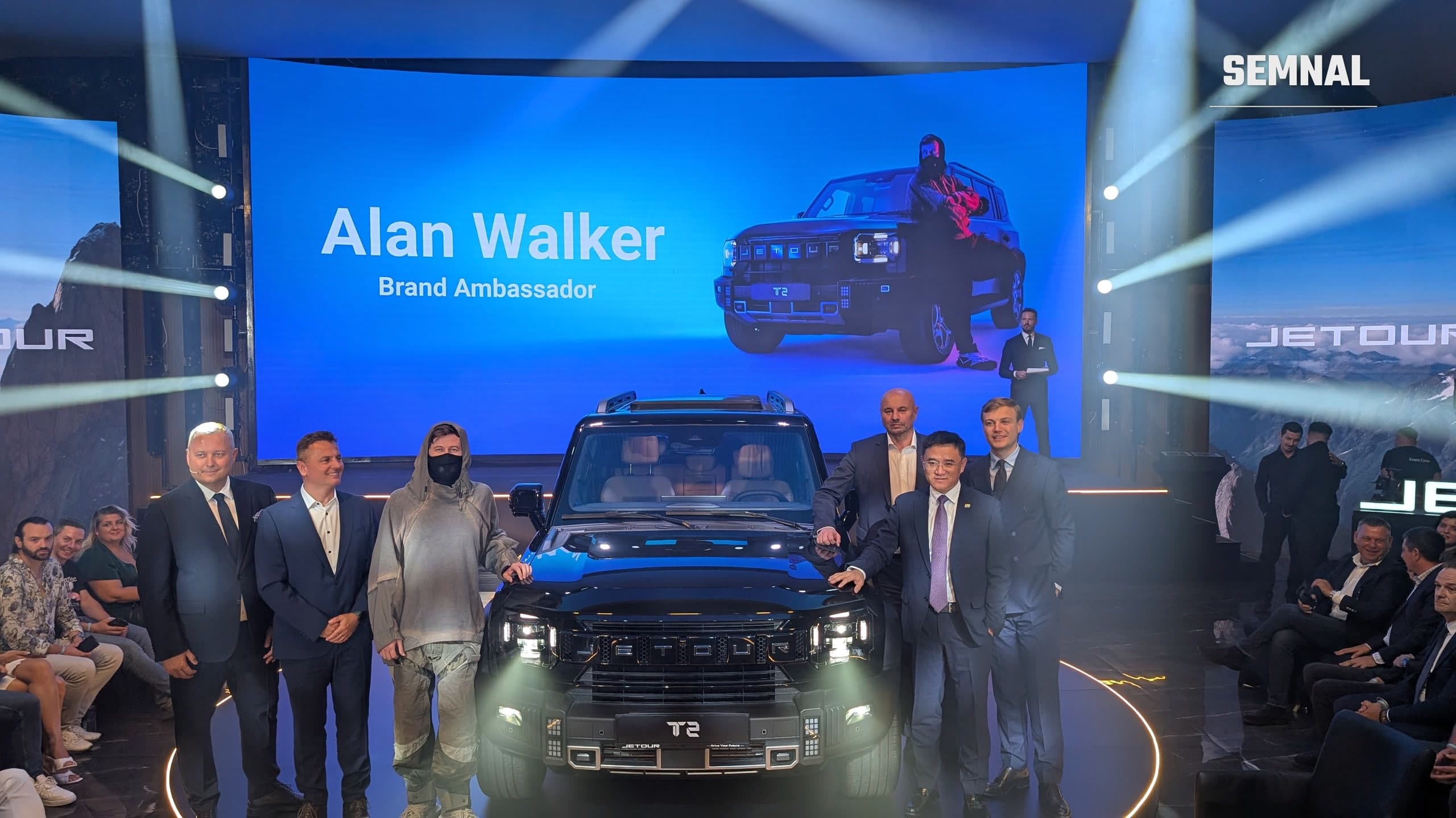Alan Walker, ambasadorul global Jetour, alături de reprezentanții Jetour și AADC, lângă modelul T2, la lansarea din București