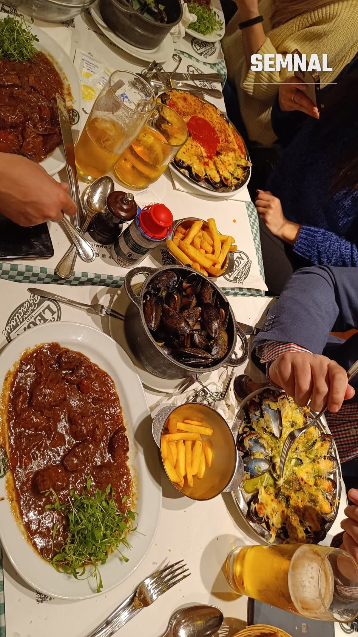 Masă cu midii, carbonnade, cartofi prăjiți și bere, la un restaurant din Bruxelles