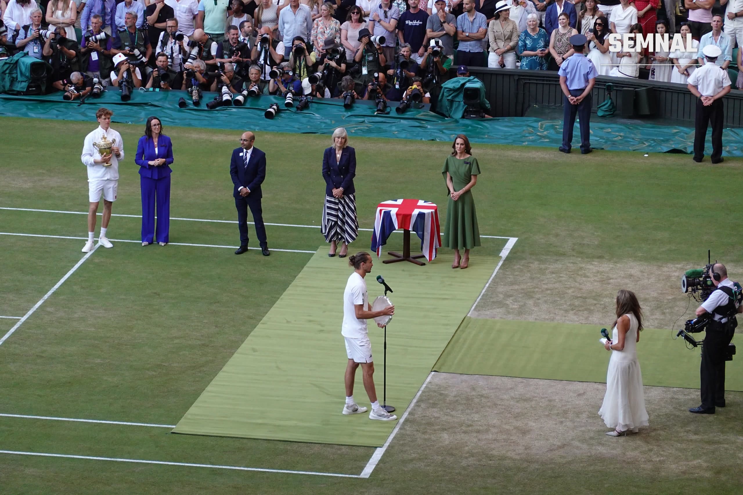 Alexander Zverev vorbește la ceremonia de premiere de la Wimbledon 2026, alături de câștigătorul Jannik Sinner și de Prințesa de Wales