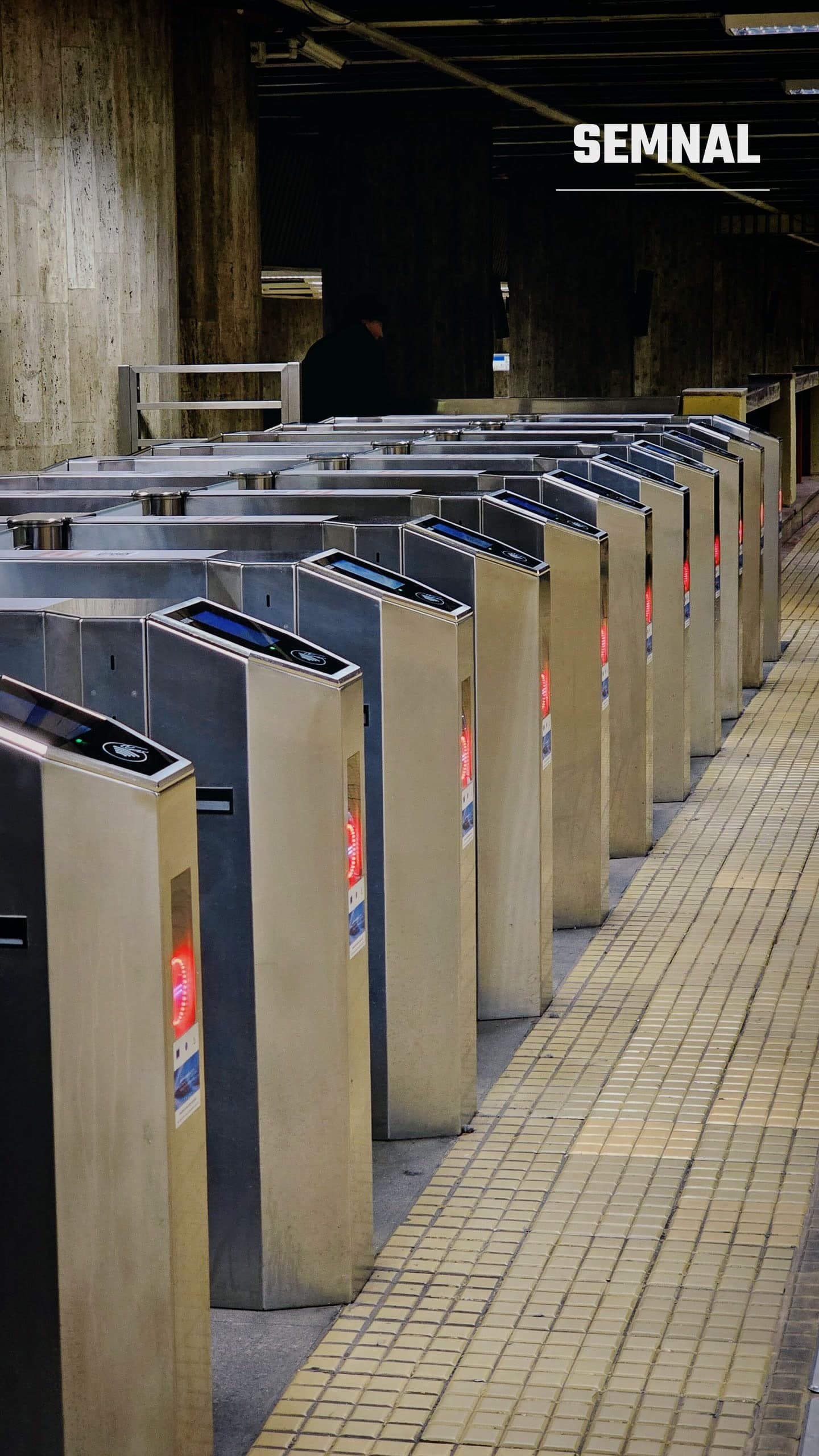 Turnicheți moderni la o stație de metrou din București - imagine ilustrativă (Pexels / liza sigareva)