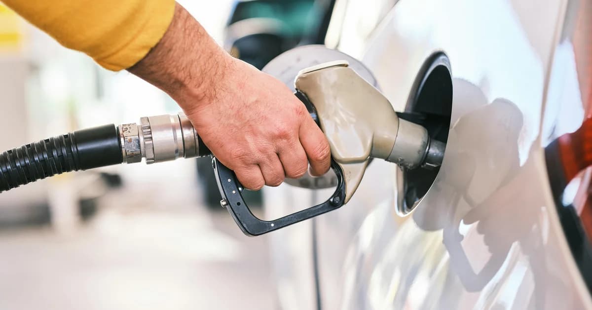 Benzina atinge un nou maxim istoric: 9,79 lei/litru
