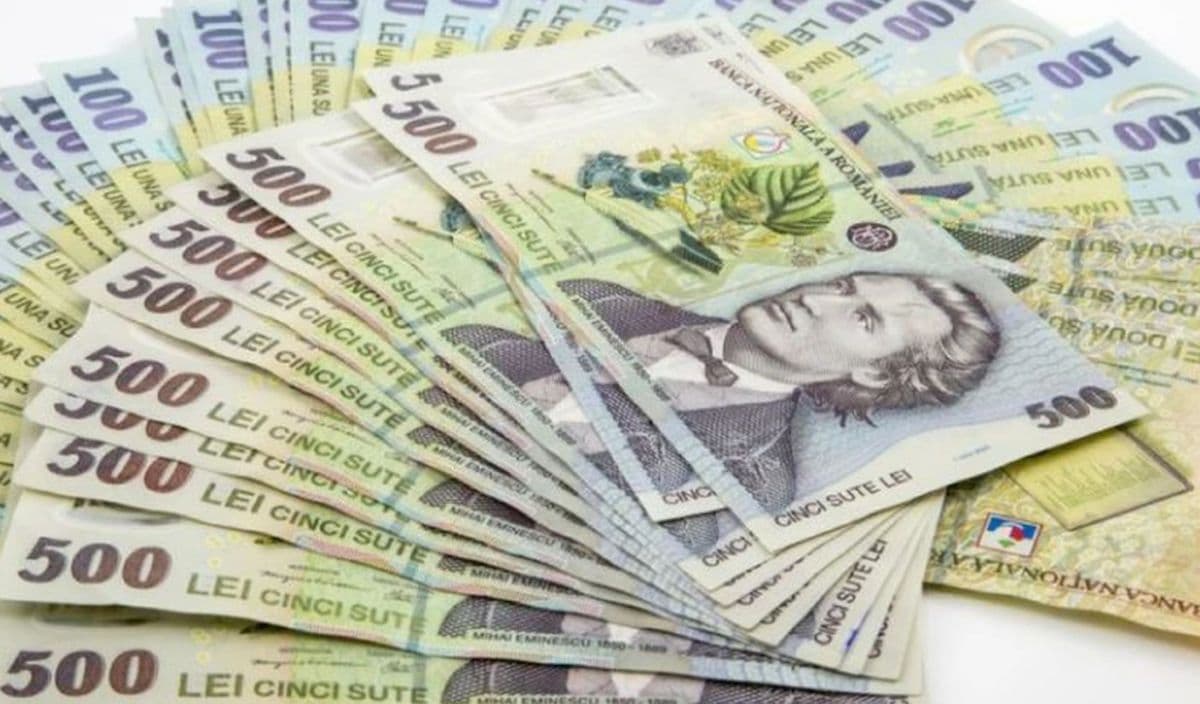Bancnote de 500 lei din România dispuse în evantai, reprezentând plăți din bugetul național pentru primele profesorilor.
