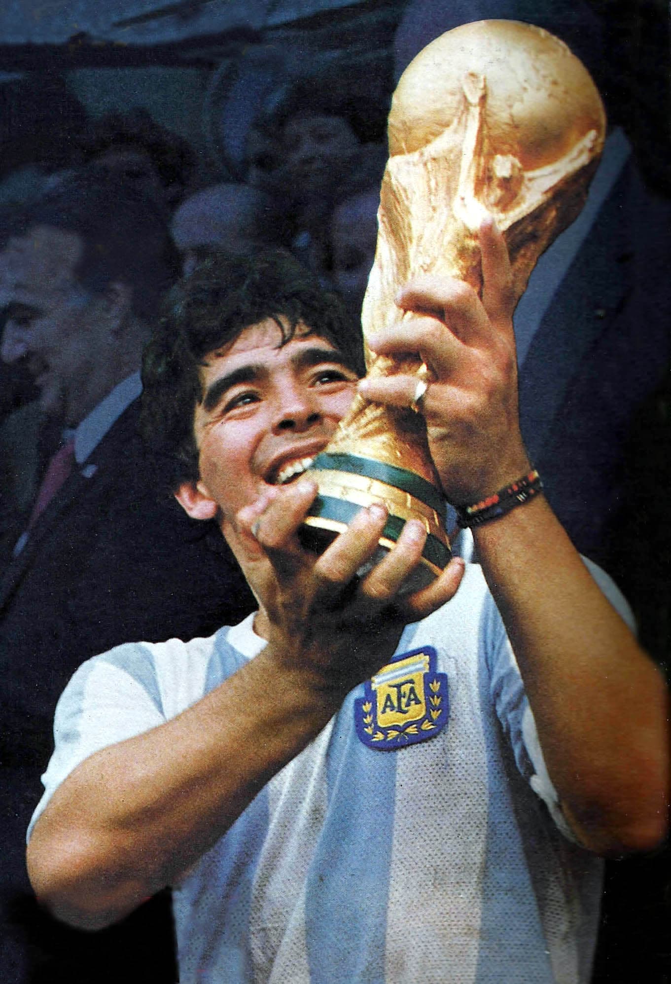 Diego Maradona ridicând trofeul Cupei Mondiale, după finala din 1986 dintre Argentina și Germania de Vest, pe stadionul Azteca din Ciudad de Mexico