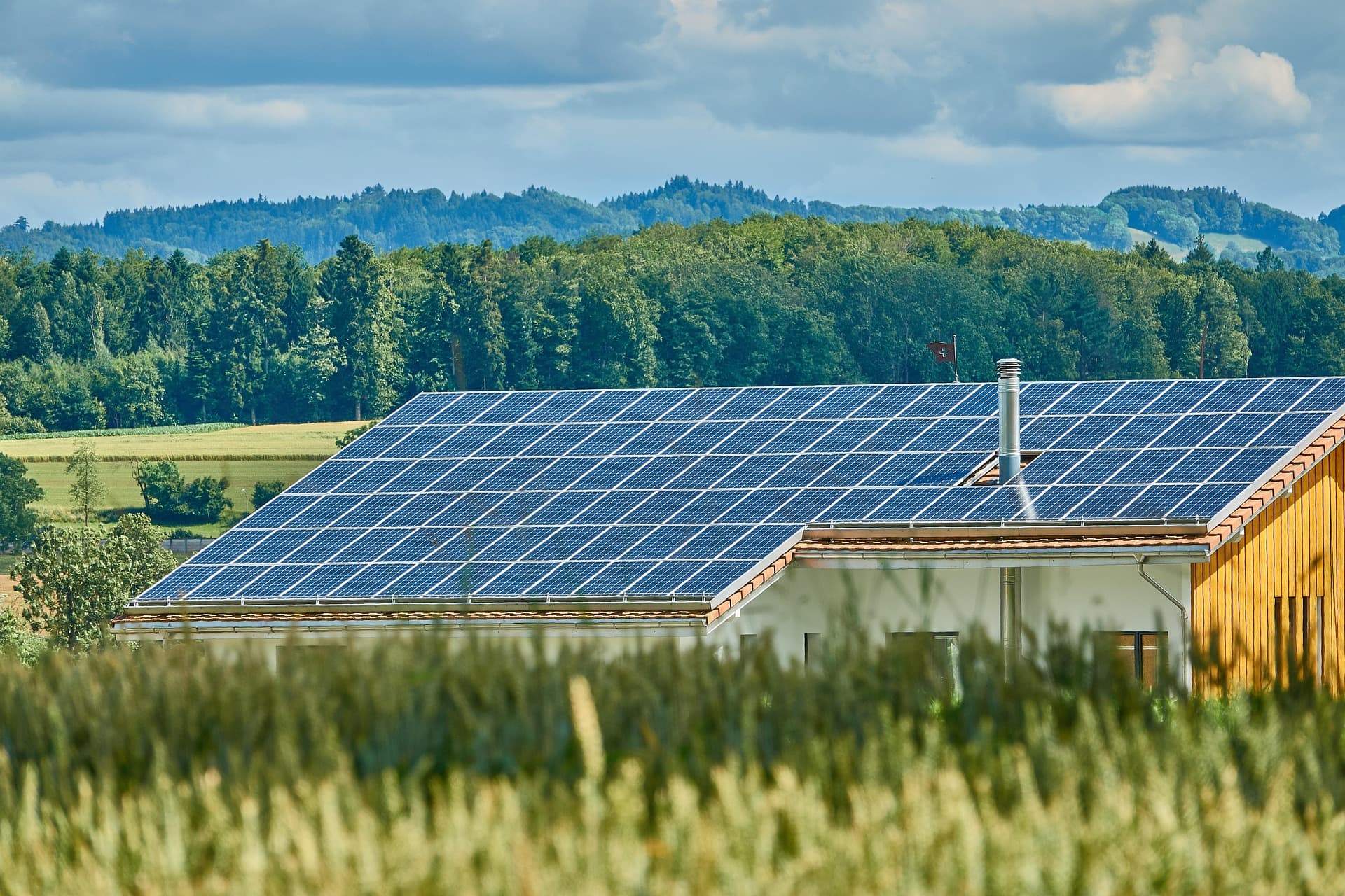 Panouri fotovoltaice montate pe acoperișul unei case, folosite de prosumatori pentru producerea de energie electrică