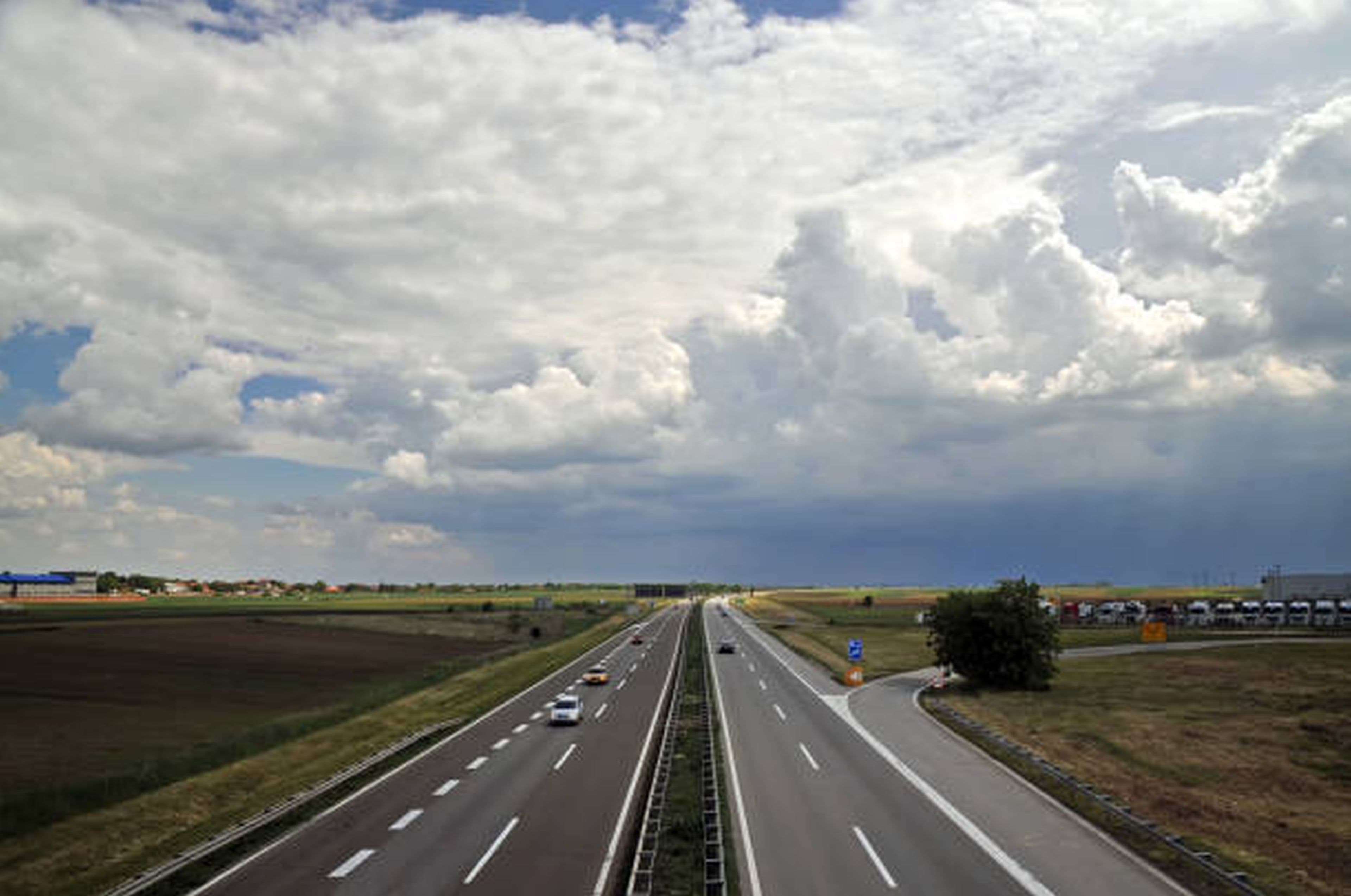 Vedere aeriană a unui șantier de infrastructură rutieră, ilustrativă pentru lucrările de pe autostrăzile aflate în construcție