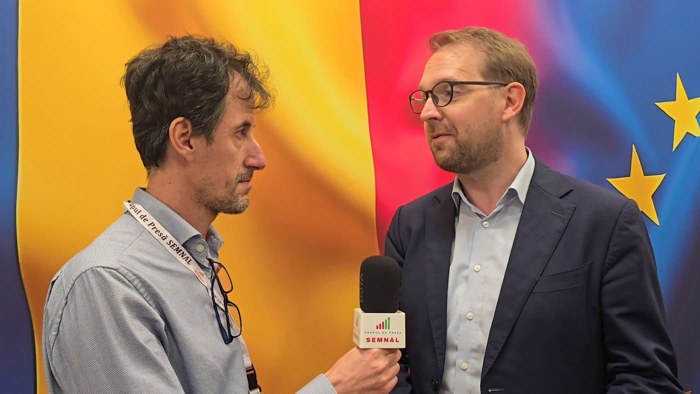Dominic Fritz, presedintele USR, intervievat de redactia Semnal in Parlament dupa votul motiunii de cenzura, 5 mai 2026, in fata steagurilor Romaniei si Uniunii Europene